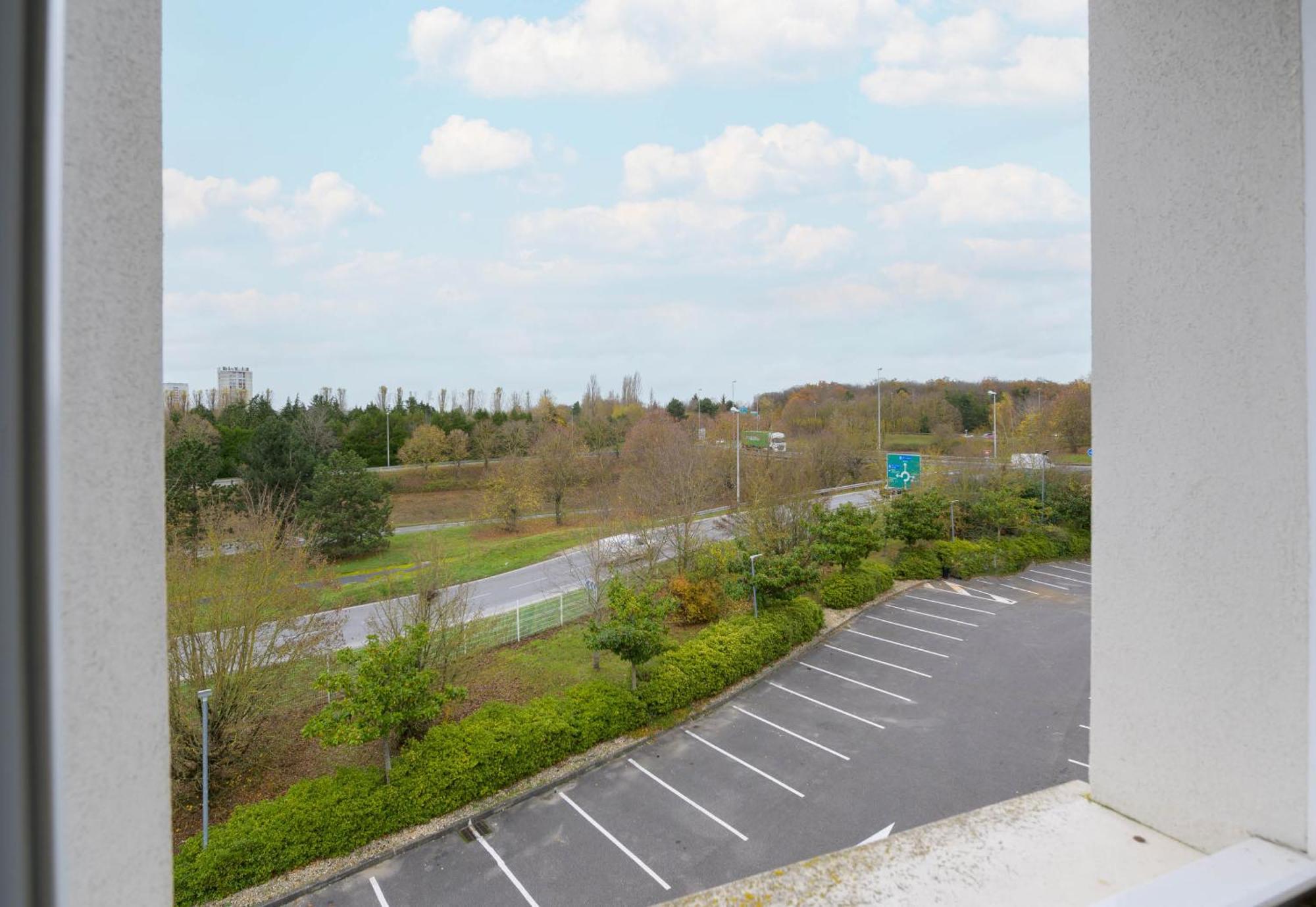 B&B Hotel Creil Chantilly Exterior photo